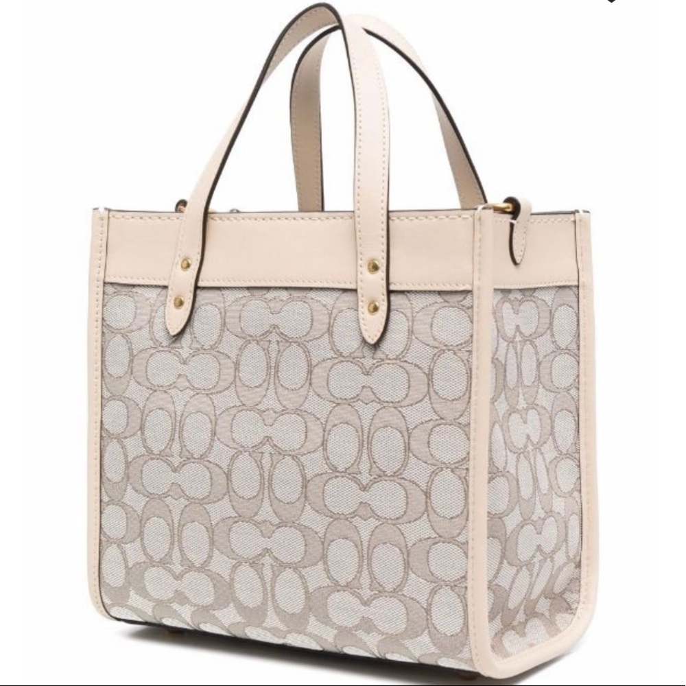 💯  COACH FIELD TOTE CREAM IN PRISTINE CONDITION w/ A DUST BAG  NO ❌ TRADES
